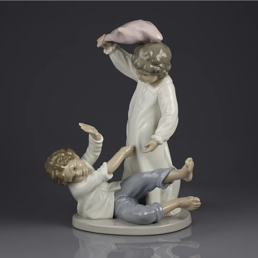 Винтажная фарфоровая статуэтка Мальчики Бой подушками Lladro NAO Children Playing