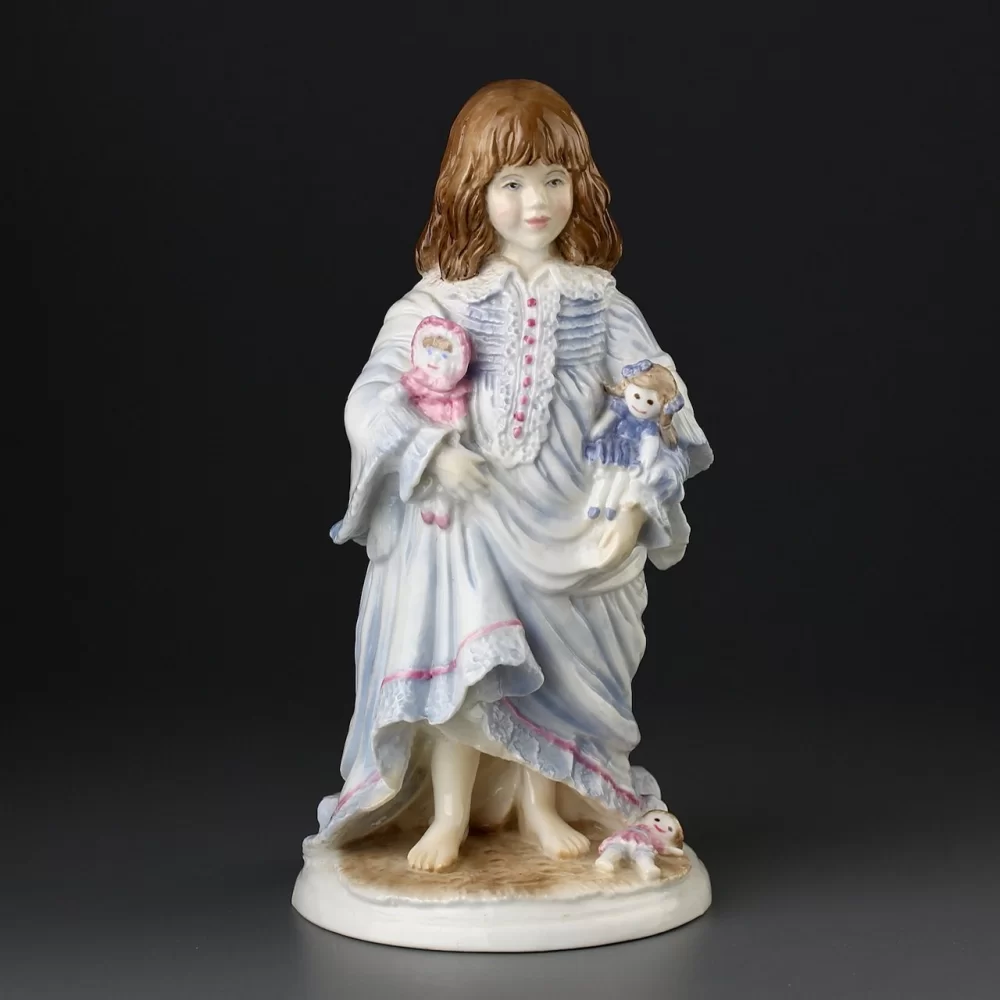 Винтажная фарфоровая статуэтка Англия Royal Worcester Lullaby Колыбельная Девочка с куклами