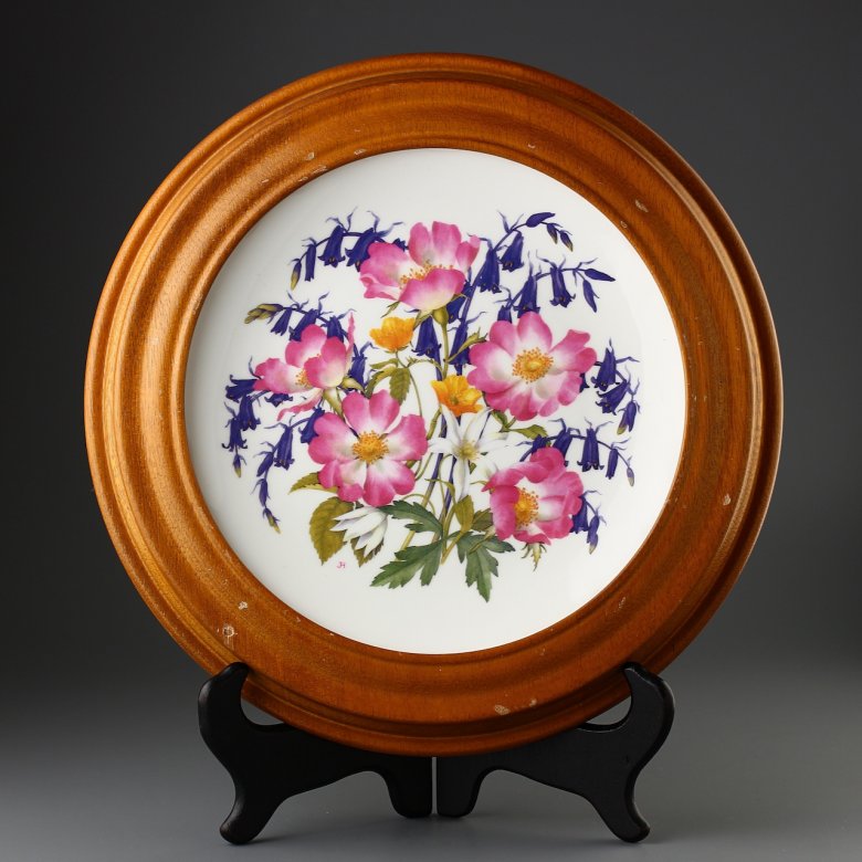 Винтажная декоративная тарелка в деревянной раме Royal Albert "Woodland Roses" Колокольчики