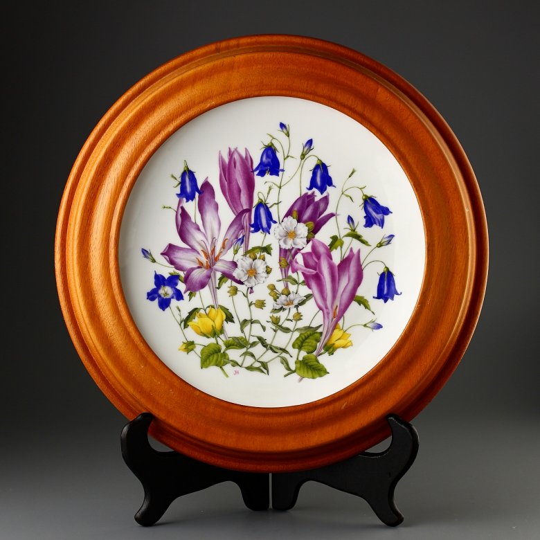 Винтажная декоративная тарелка в деревянной раме Royal Albert "Meadowland Crocuses" Шафран
