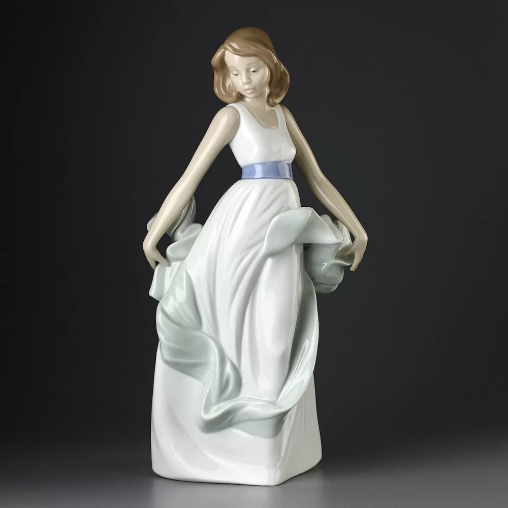 Винтажная фарфоровая статуэтка Девушка Lladro NAO 1343 Walking On Air