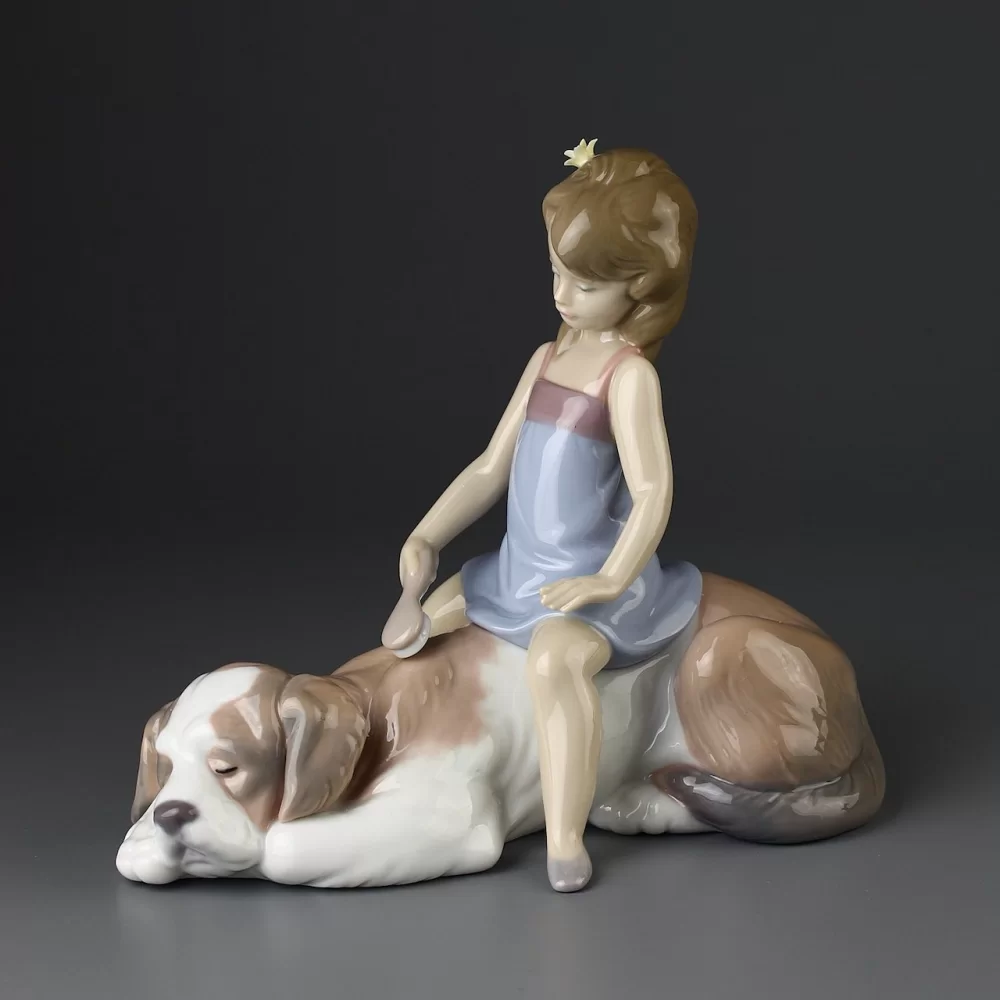Винтажная фарфоровая статуэтка Испания Lladro 6229 Contented Companion Девочка расчёсывает собаку