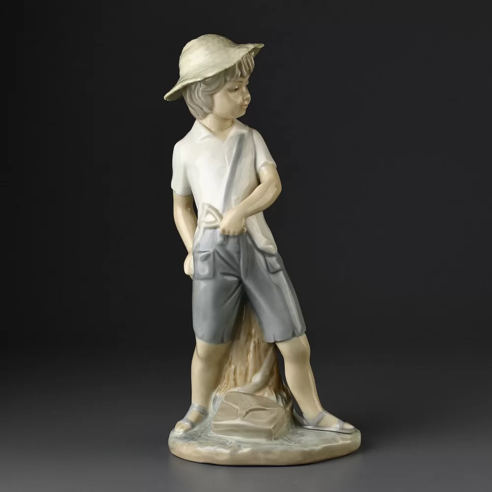 Винтажная фарфоровая статуэтка Мальчик с рогаткой Lladro NAO School Boy with Catapult