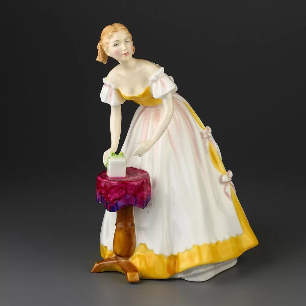 Винтажная фарфоровая статуэтка Англия Royal Doulton 3095 Happy Birthday С днём рождения Девушка с подарком