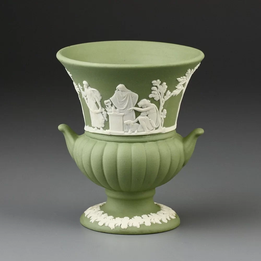 Винтажная ваза Wedgwood из зелёного бисквитного фарфора
