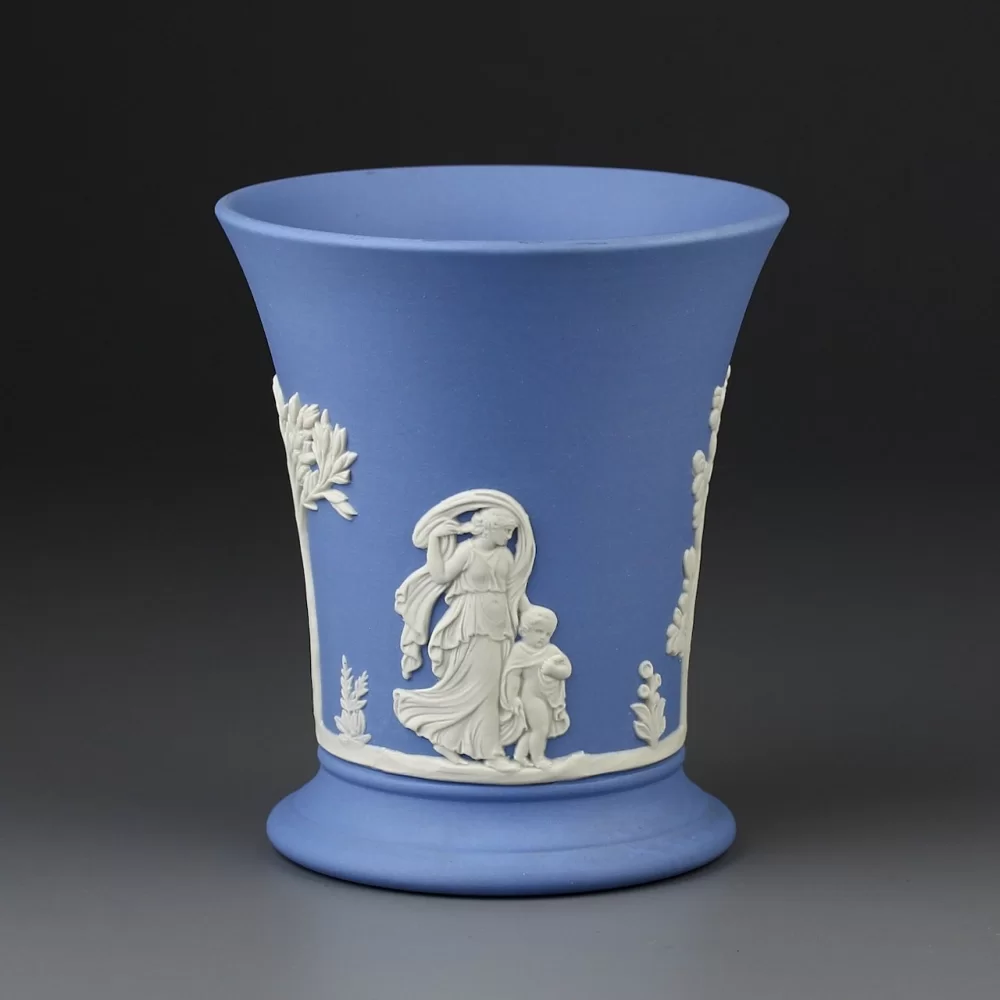 Винтажная английская вазочка Wedgwood из голубого бисквитного фарфора