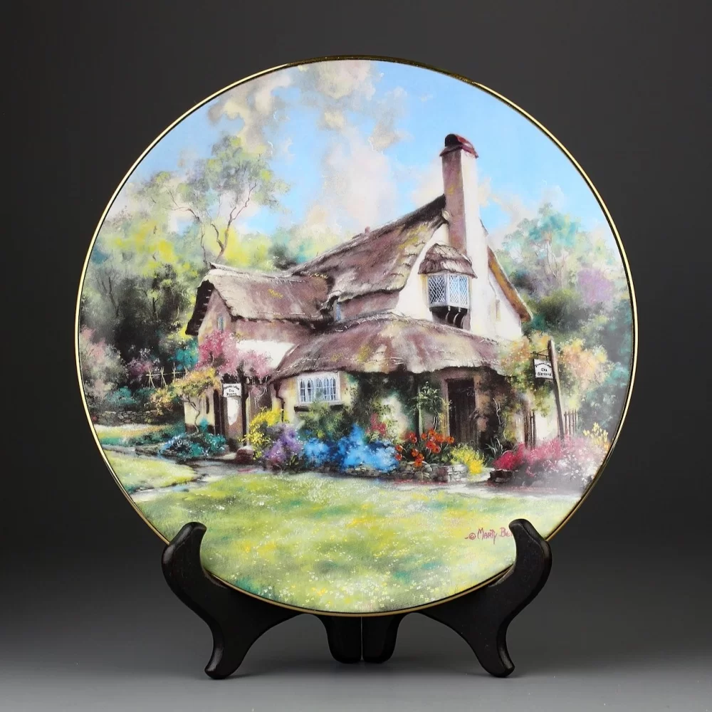 Тарелка винтажная декоративная настенная Фарфор Загородные дома Англии Hamilton Collection English Country Cottage Periwinkle Tea Rooms