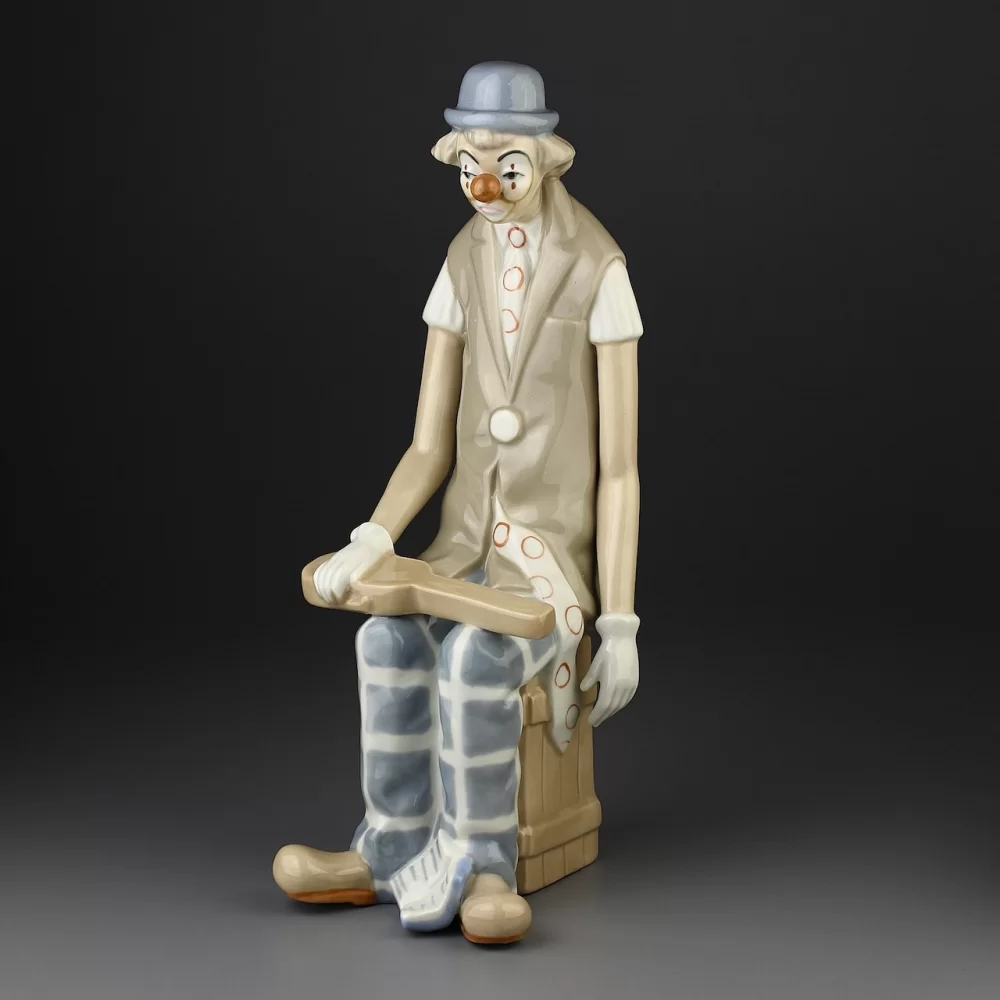 Винтажная фарфоровая статуэтка Испания Клоун со скрипичным футляром Casades Clown With Violin Case