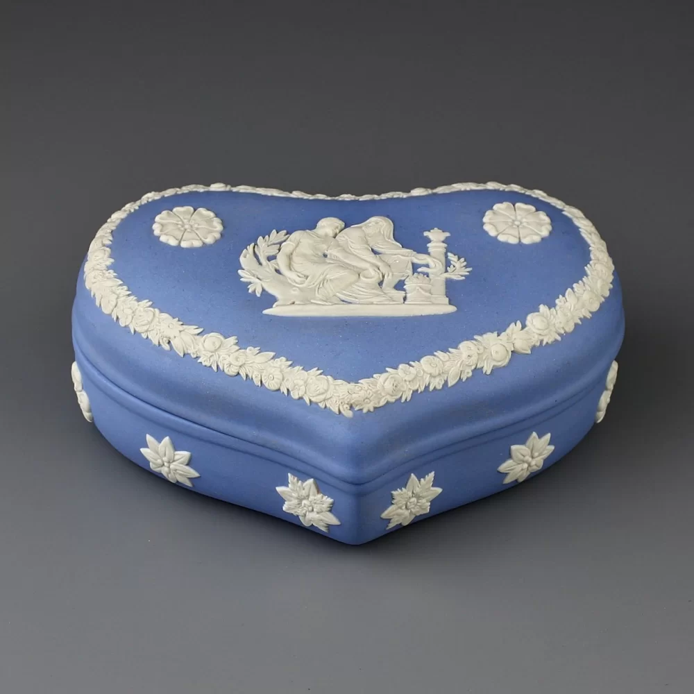 Винтажная английская шкатулка Веджвуд Wedgwood в форме сердца из голубого бисквитного фарфора