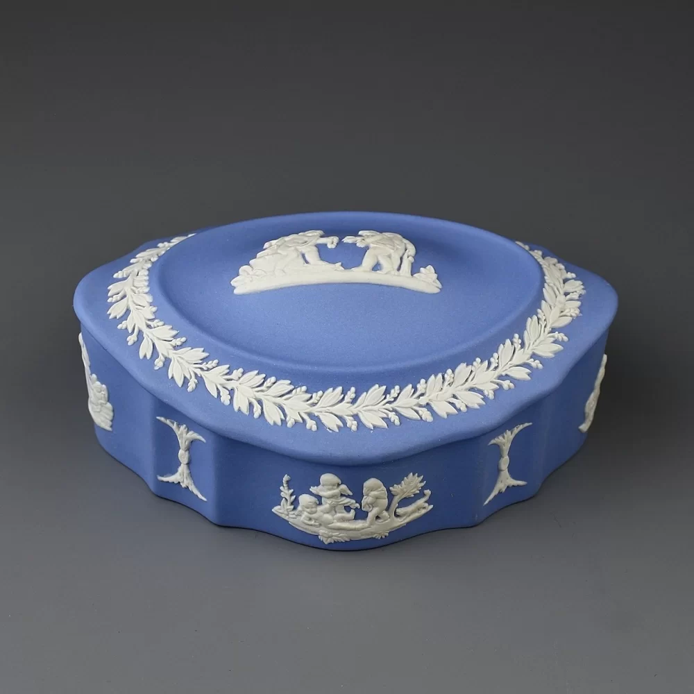 Винтажная английская шкатулка Веджвуд Wedgwood из голубого бисквитного фарфора Blue Jasperware
