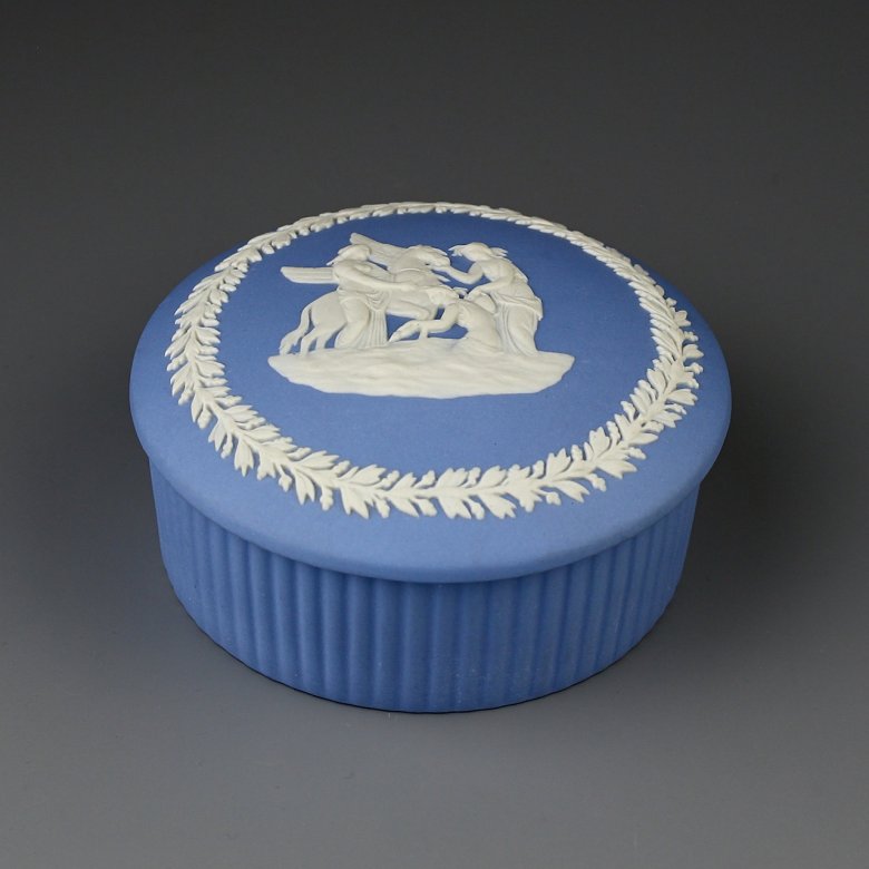 Винтажная английская шкатулка Веджвуд Wedgwood из голубого бисквитного фарфора Blue Jasperware Яшма