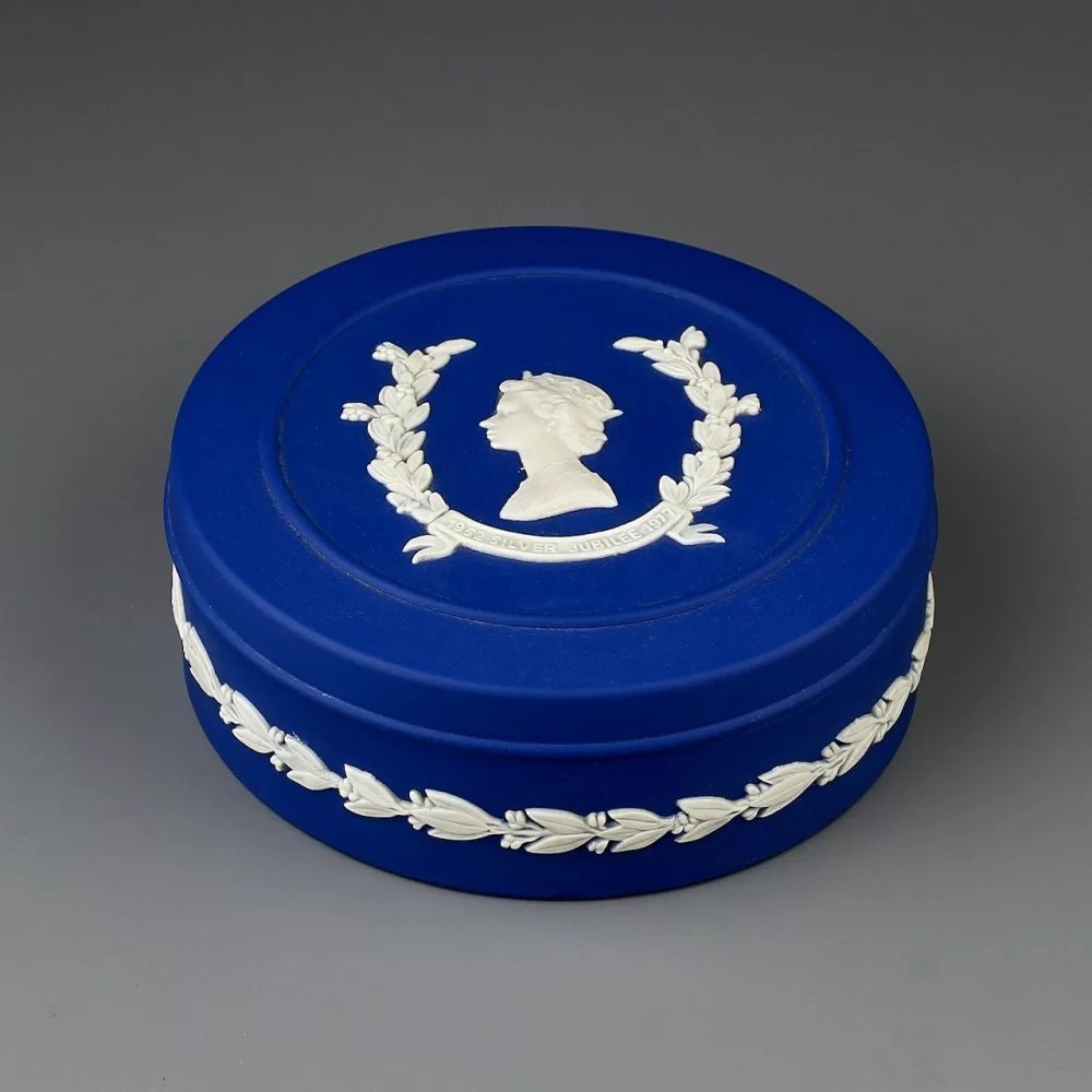 Винтажная шкатулка Веджвуд Wedgwood Синий бисквит 1952 Silver Jubilee 1977 Юбилей Елизавета II