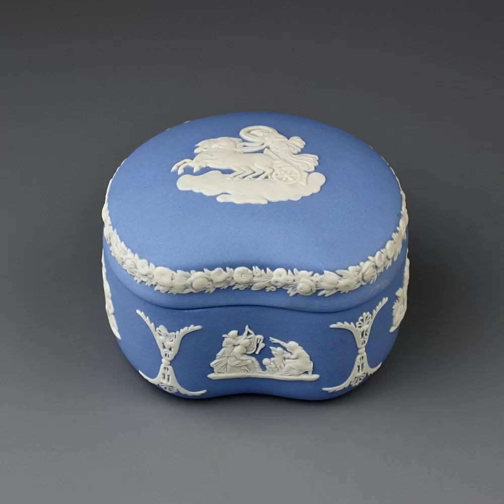Винтажная английская шкатулка Веджвуд из голубого бисквитного фарфора Wedgwood Blue Jasperware