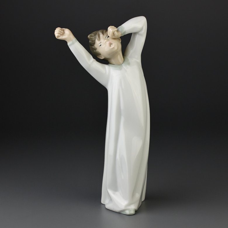 Винтажная фарфоровая статуэтка Испания Lladro 4870 Boy Awaking Мальчик зевает Пробуждение
