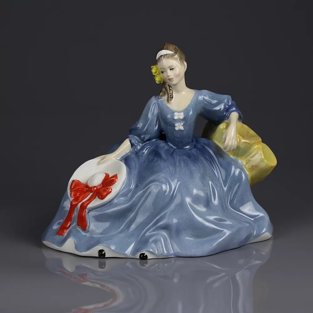 Винтажная фарфоровая статуэтка Англия Девушка со шляпкой Royal Doulton 2429 Elyse