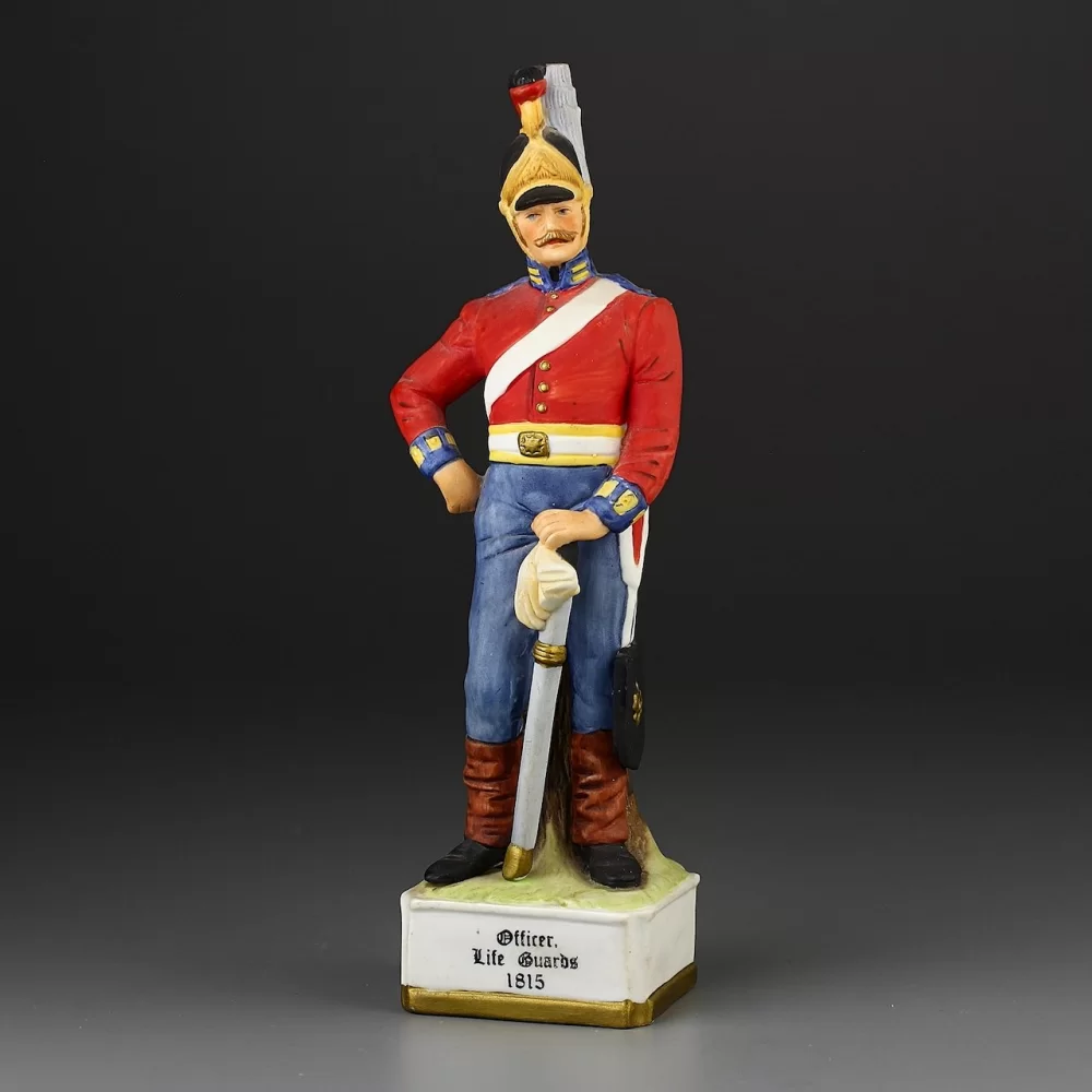 Винтажная фарфоровая статуэтка Офицер Лейб-гвардия Officer Life Guards 1815 Enesco Maruri Masterpiece