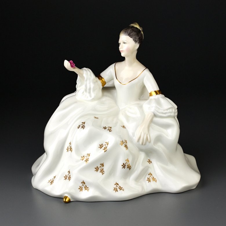 Винтажная фарфоровая статуэтка Англия Royal Doulton 2339 My Love Девушка с розой на ладони