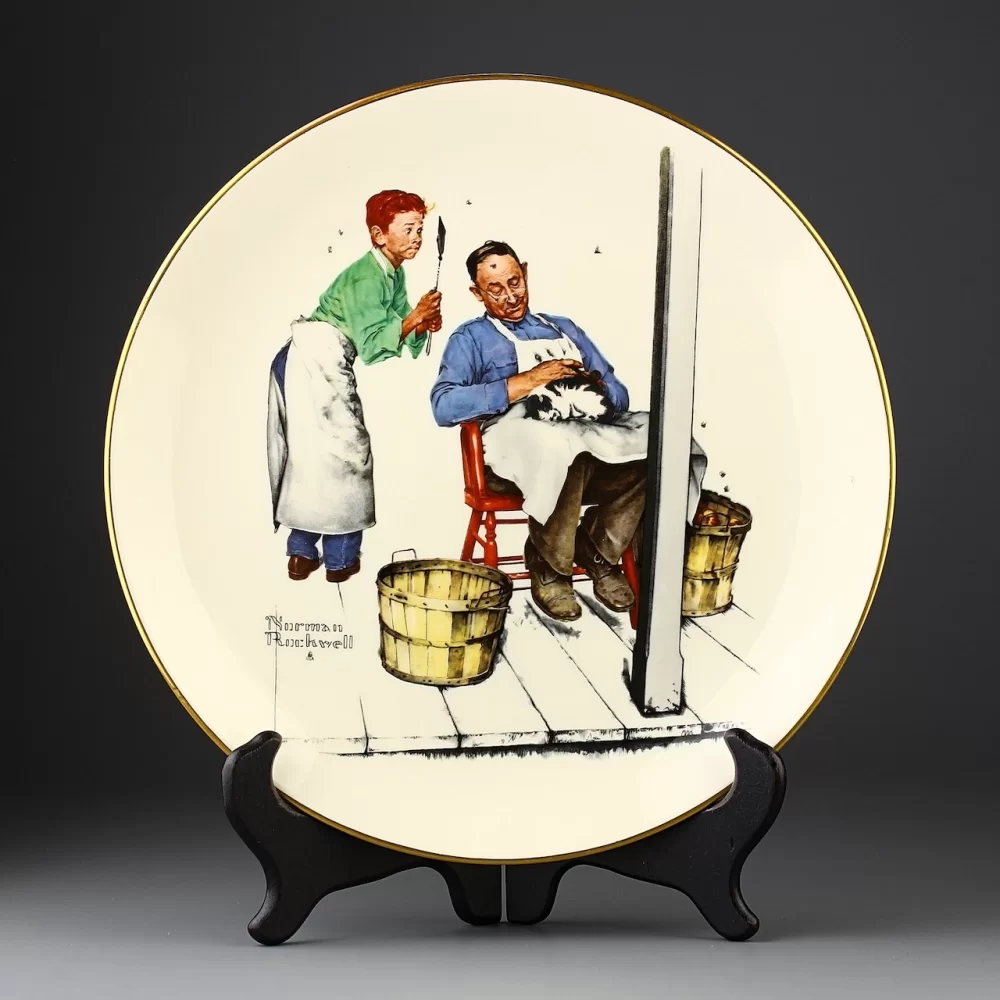 Тарелка винтажная декоративная настенная Фарфор Мальчик с мухобойкой Gorham Norman Rockwell Helping Hand