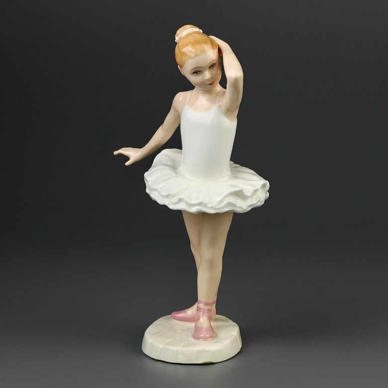 Винтажная фарфоровая статуэтка Англия Royal Doulton 3395 Little Ballerina Маленькая балерина Балет