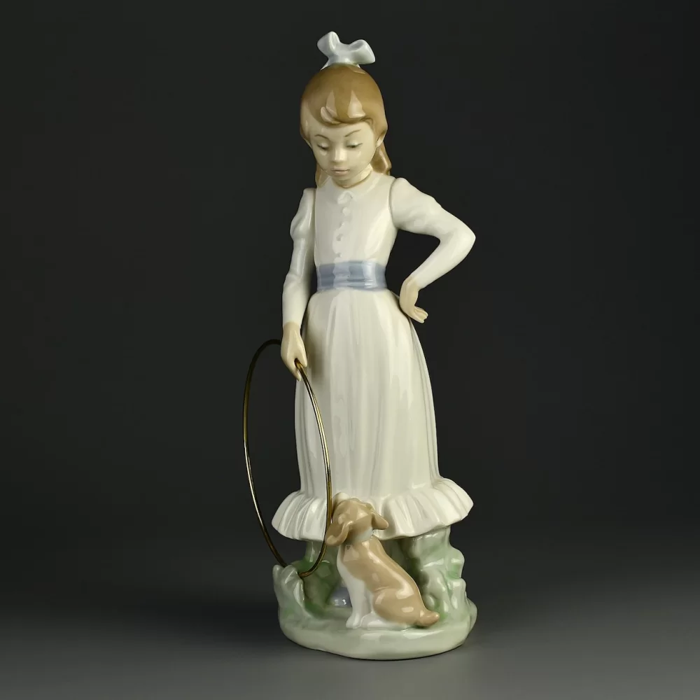 Винтажная фарфоровая статуэтка Девочка с обручем и собакой Lladro NAO My Dog Does Tricks