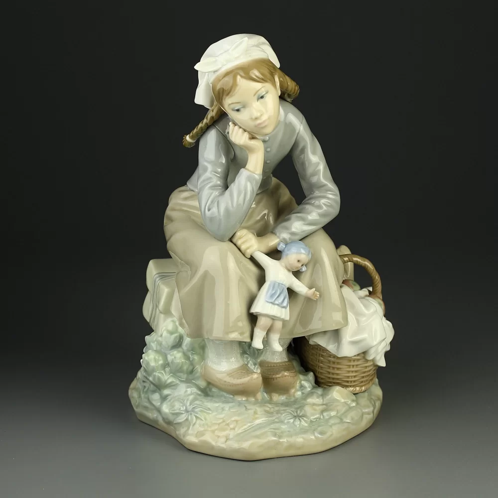 Винтажная фарфоровая статуэтка Испания Lladro 1211 Girl with Doll Девочка с куклой и корзиной