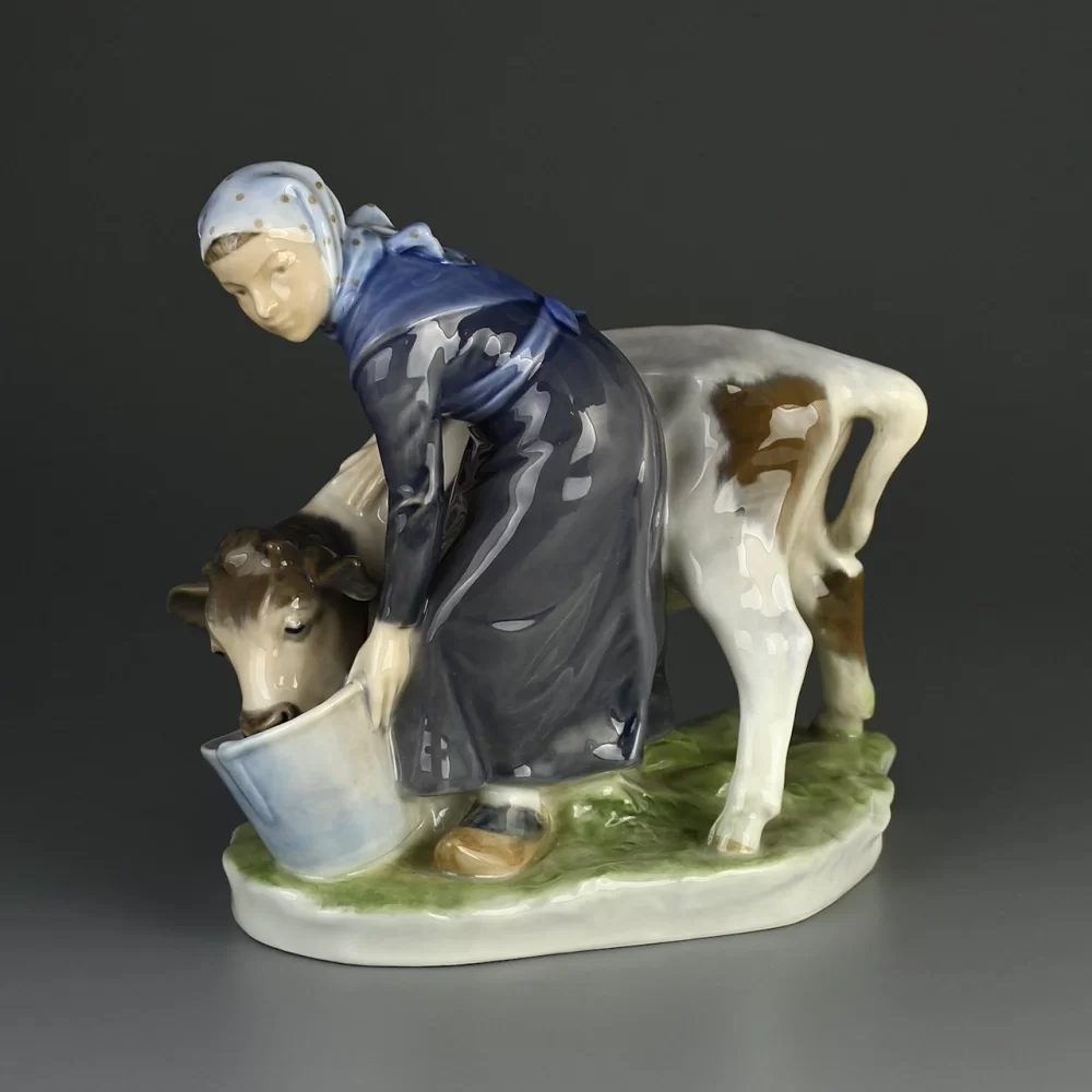Винтажная фарфоровая статуэтка Дания Royal Copenhagen Girl With Calf Девочка с телёнком Корова