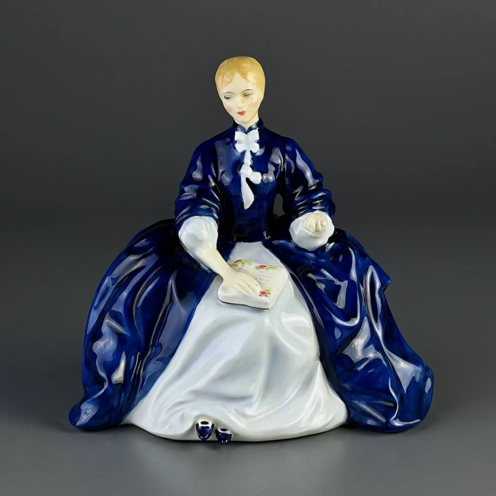 Винтажная фарфоровая статуэтка Англия Royal Doulton 2719 Laurianne Девушка с книгой