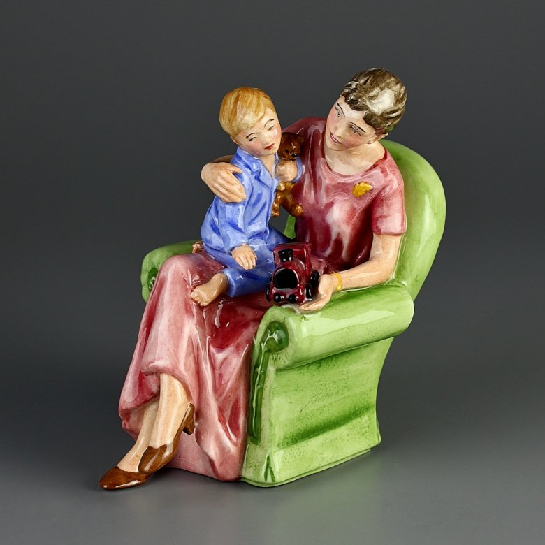 Винтажная фарфоровая статуэтка Англия Royal Doulton 3457 When I Was Young Мальчик с мамой на кресле