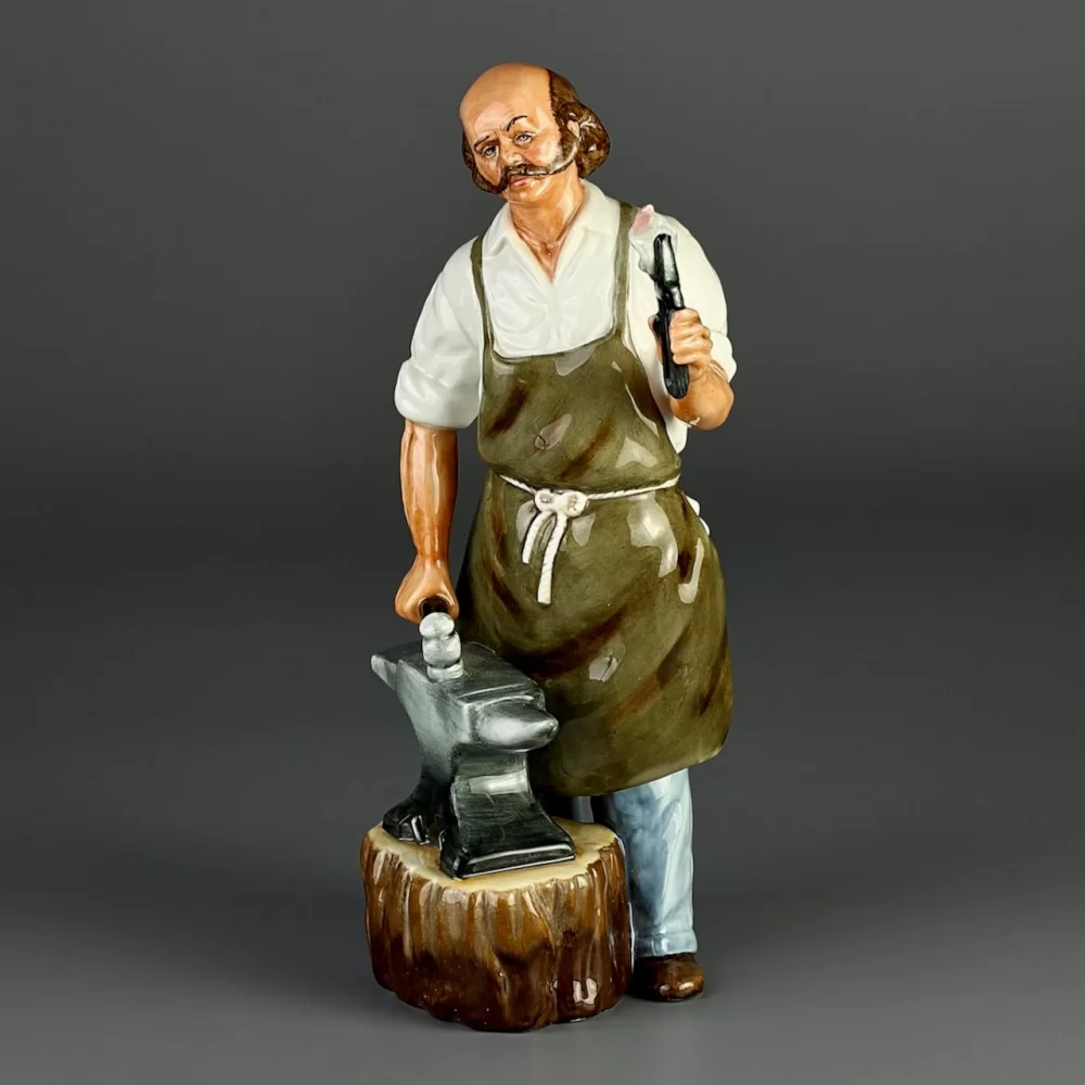 Винтажная фарфоровая статуэтка Англия Royal Doulton 2782 Blacksmith Кузнец