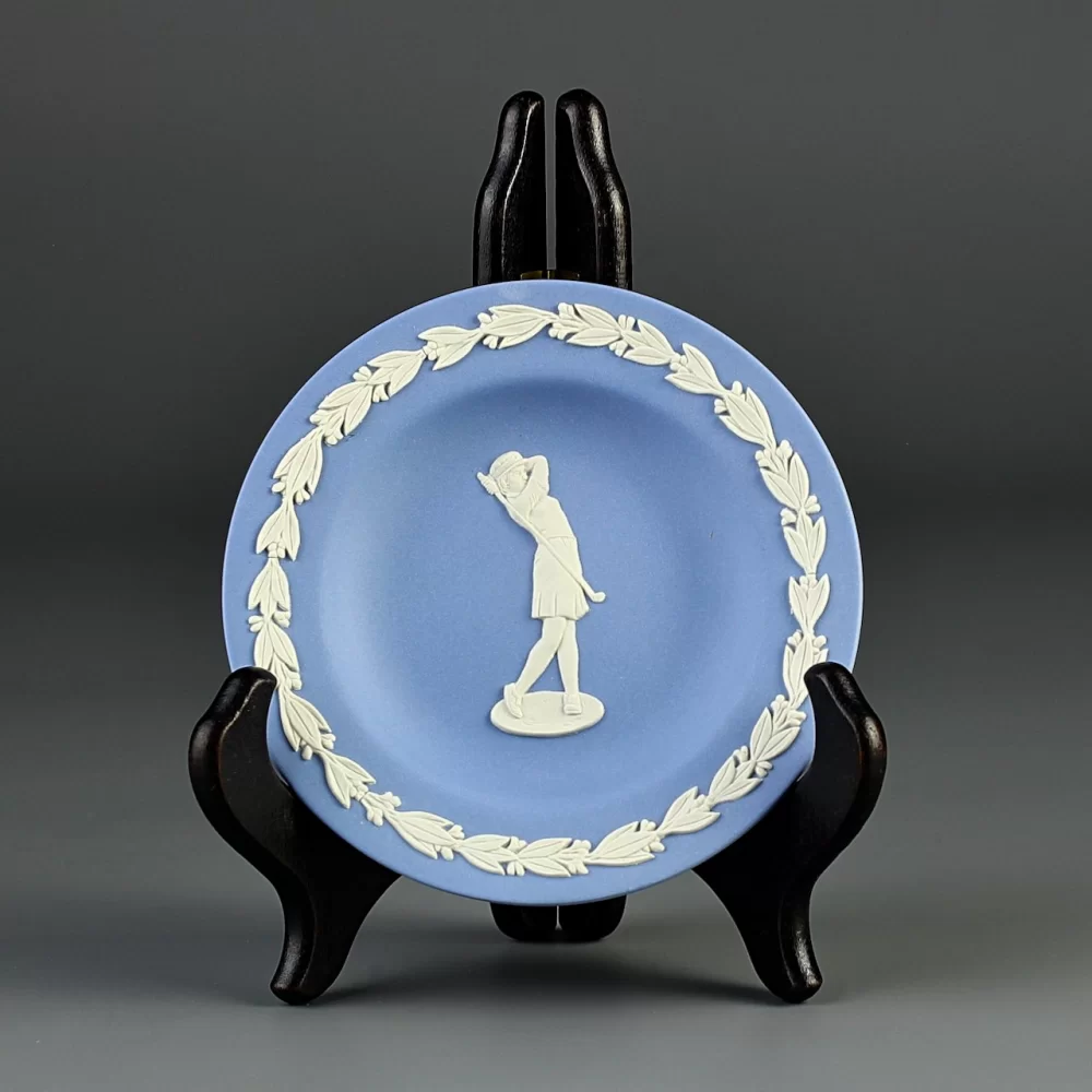 Винтажная декоративная тарелочка Wedgwood Гольфистка