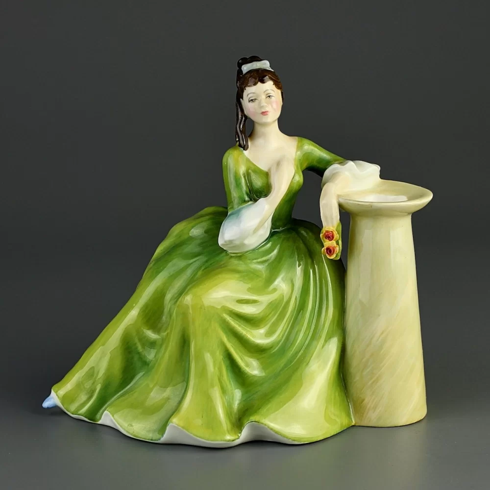 Винтажная фарфоровая статуэтка Англия Royal Doulton 2382 Secret Thoughts Сокровенные мысли Дама с розами