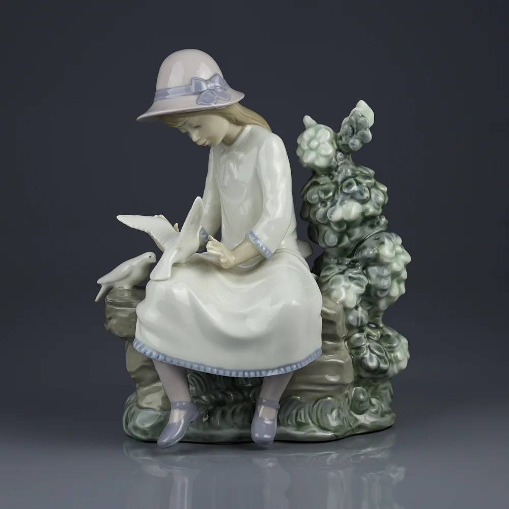 Винтажная фарфоровая статуэтка Девочка кормит голубей Lladro NAO Feasting Doves