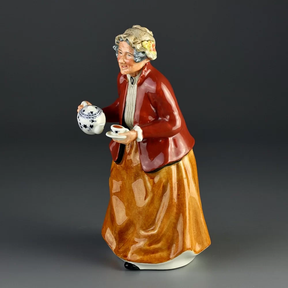 Винтажная фарфоровая статуэтка Англия Royal Doulton 2255 Teatime Чаепитие Бабушка с чайником и чашкой