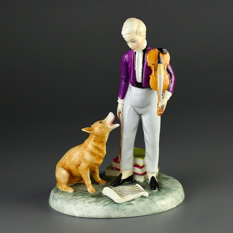 Винтажная фарфоровая статуэтка Англия Royal Doulton 2872 Young Master Мальчик со скрипкой и собакой