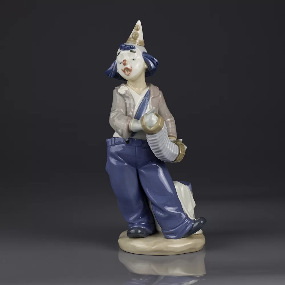 Винтажная фарфоровая статуэтка NAO Lladro Клоун в колпаке с концертиной, гармошкой