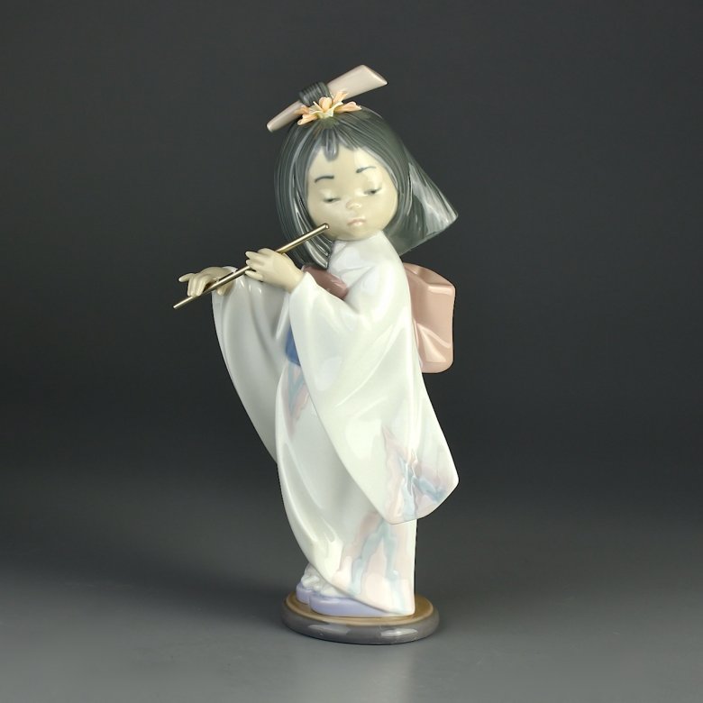 Винтажная фарфоровая статуэтка Испания Японка Девочка играет на флейте Lladro 6150 Playing the Flute