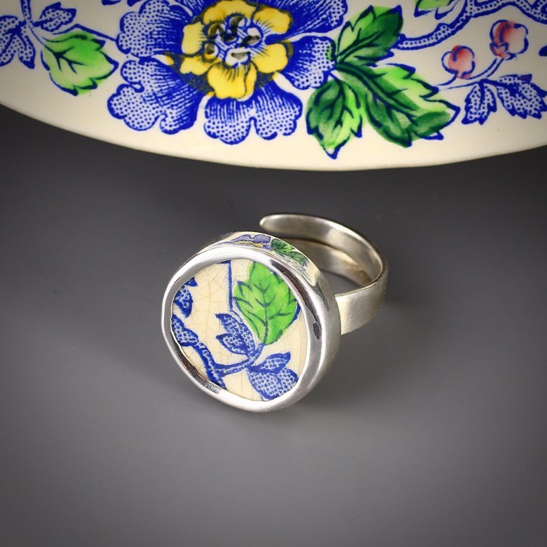 Серебряное кольцо ручной работы с антикварной керамической вставкой Masons