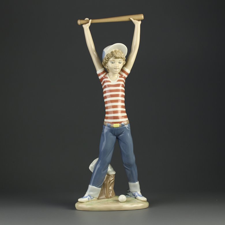 Винтажная фарфоровая статуэтка Испания Lladro 5289 Little Leaguer Exercising Мальчик с бейсбольной битой