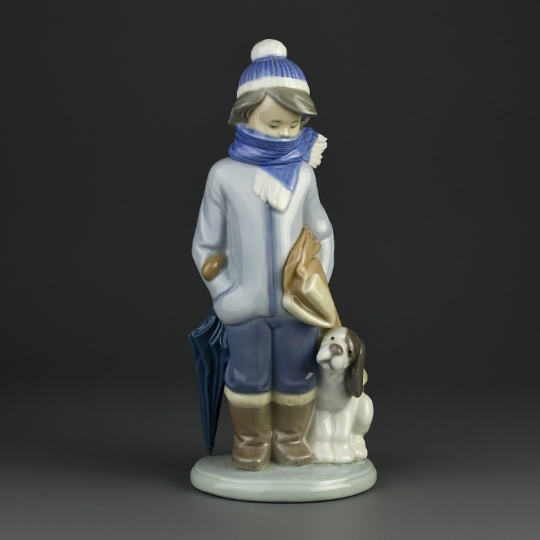 Винтажная фарфоровая статуэтка Мальчик в шарфе с собакой и зонтом Испания Lladro 5220 Winter