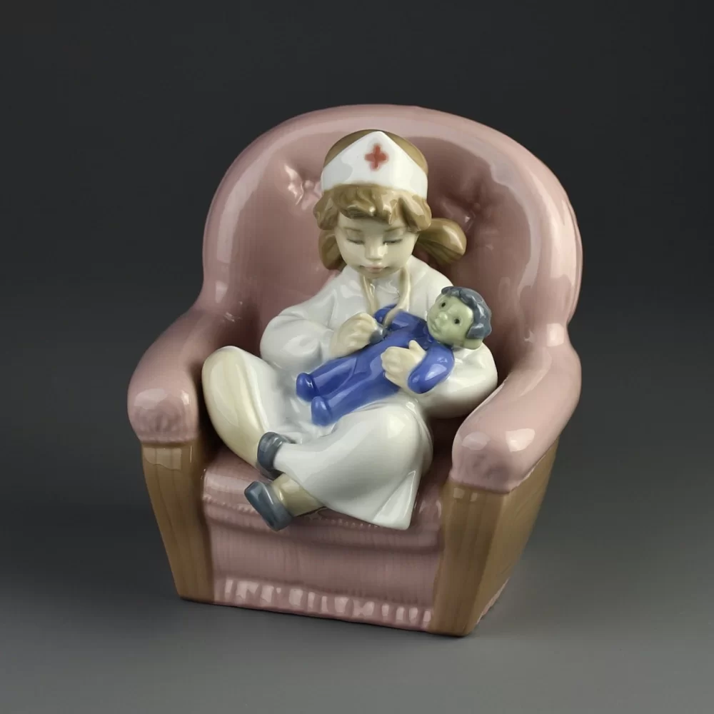 Винтажная фарфоровая статуэтка Девочка с куклой в кресле Медсестра Испания Lladro NAO 1055 Playing Nurse