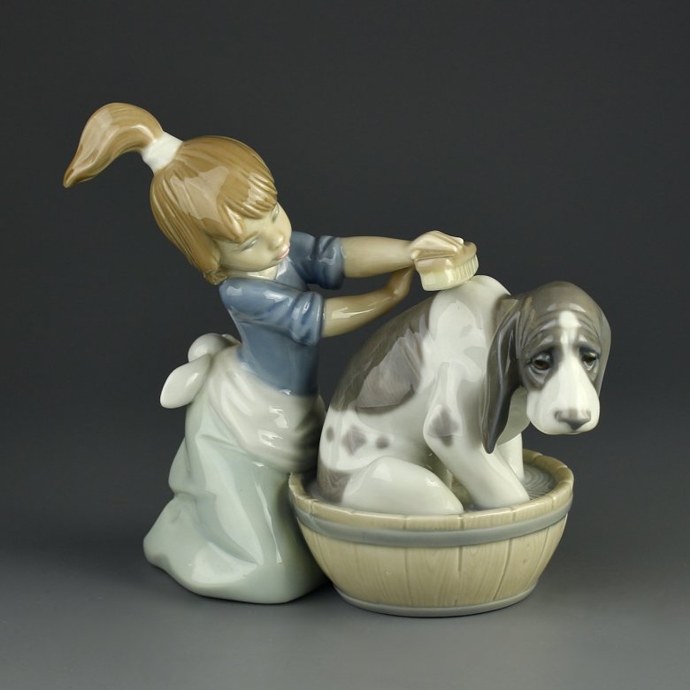 Винтажная фарфоровая статуэтка Испания Lladro 5455 Bashful Bather Девочка моет собаку