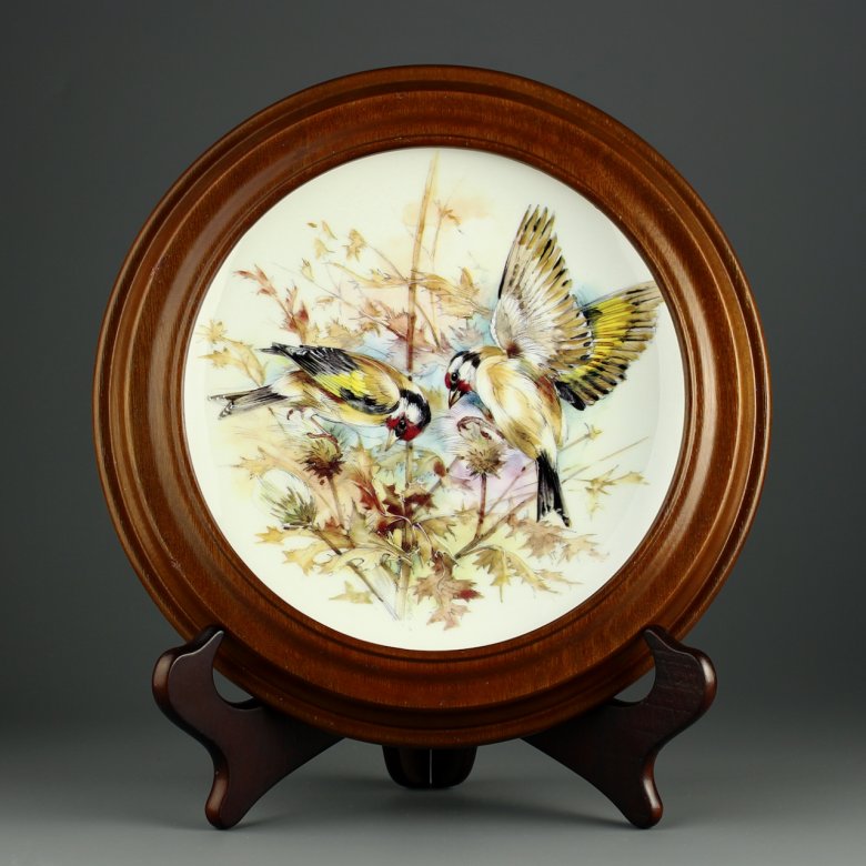 Тарелка винтажная декоративная настенная в деревянной раме Фарфор Англия Птицы Щеглы Goldfinches