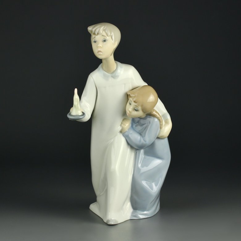 Винтажная фарфоровая статуэтка Испания Мальчик с девочкой Дети со свечой Lladro 4874 Boy in Night-Shirt