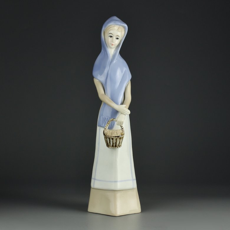 Винтажная фарфоровая статуэтка Девушка с корзинкой