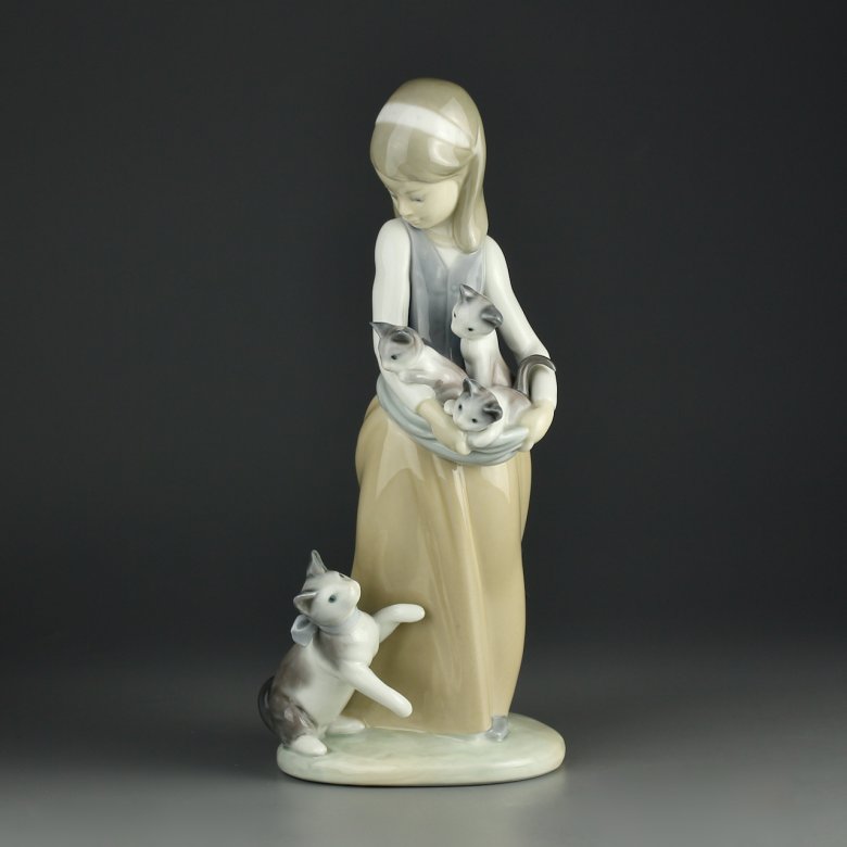 Винтажная фарфоровая статуэтка Испания Девочка с кошкой и котятами Lladro 1309 Following Her Cats