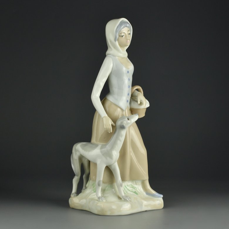 Винтажная фарфоровая статуэтка Девушка с корзинкой и собакой Casades
