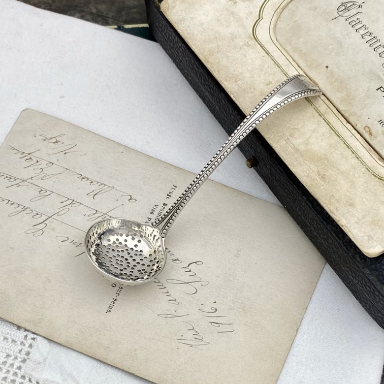 Антикварная английская серебряная ложка сифтер для сахарной пудры корицы с изображением тура