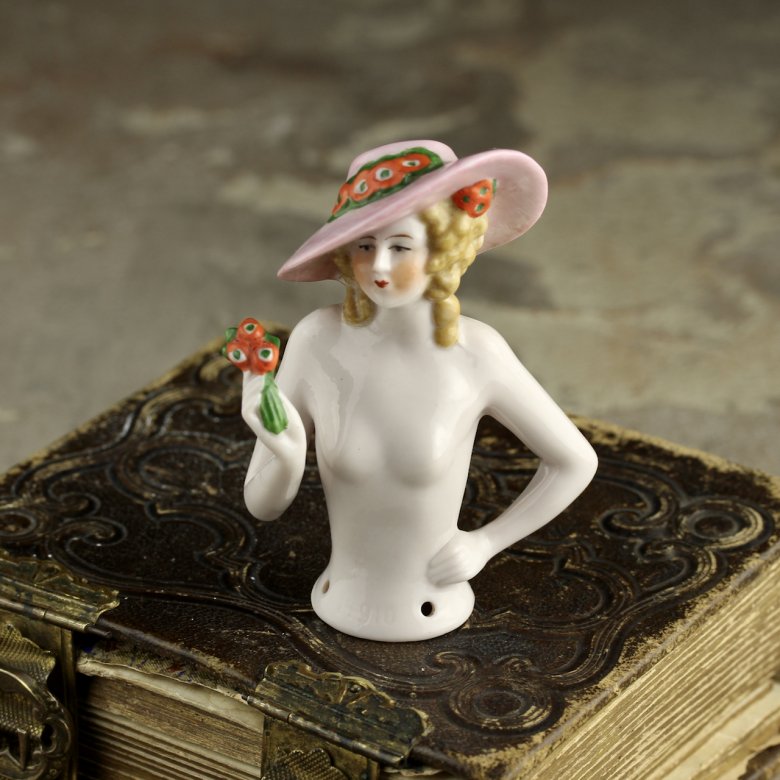 Винтажная кукла Half Doll в стиле ар-деко в розовой шляпе с букетом
