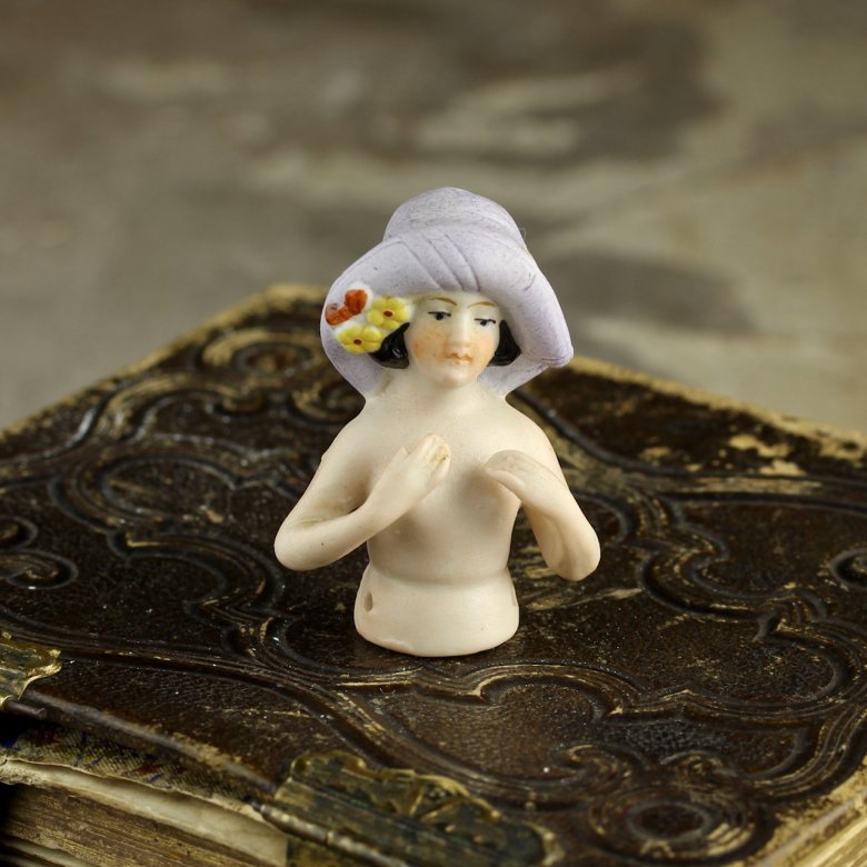 Винтажная фарфоровая кукла в сиреневой шляпе Half Doll в стиле ар-деко Германия