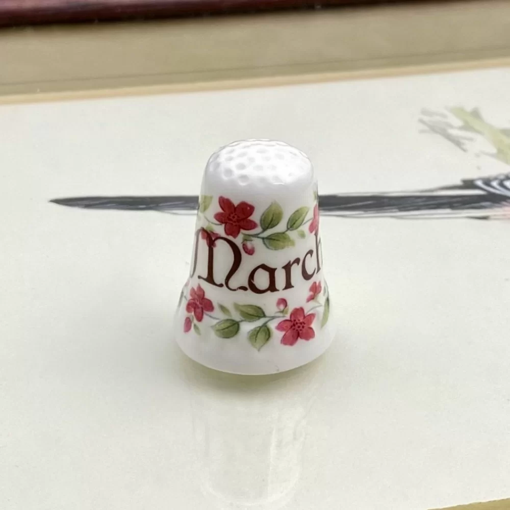 Винтажный английский фарфоровый напёрсток March Март